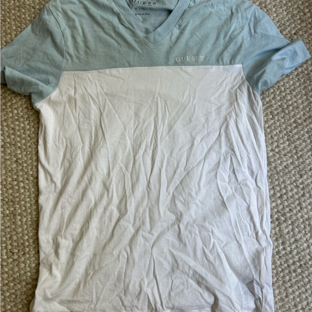 Men’s size M Guess tshirt